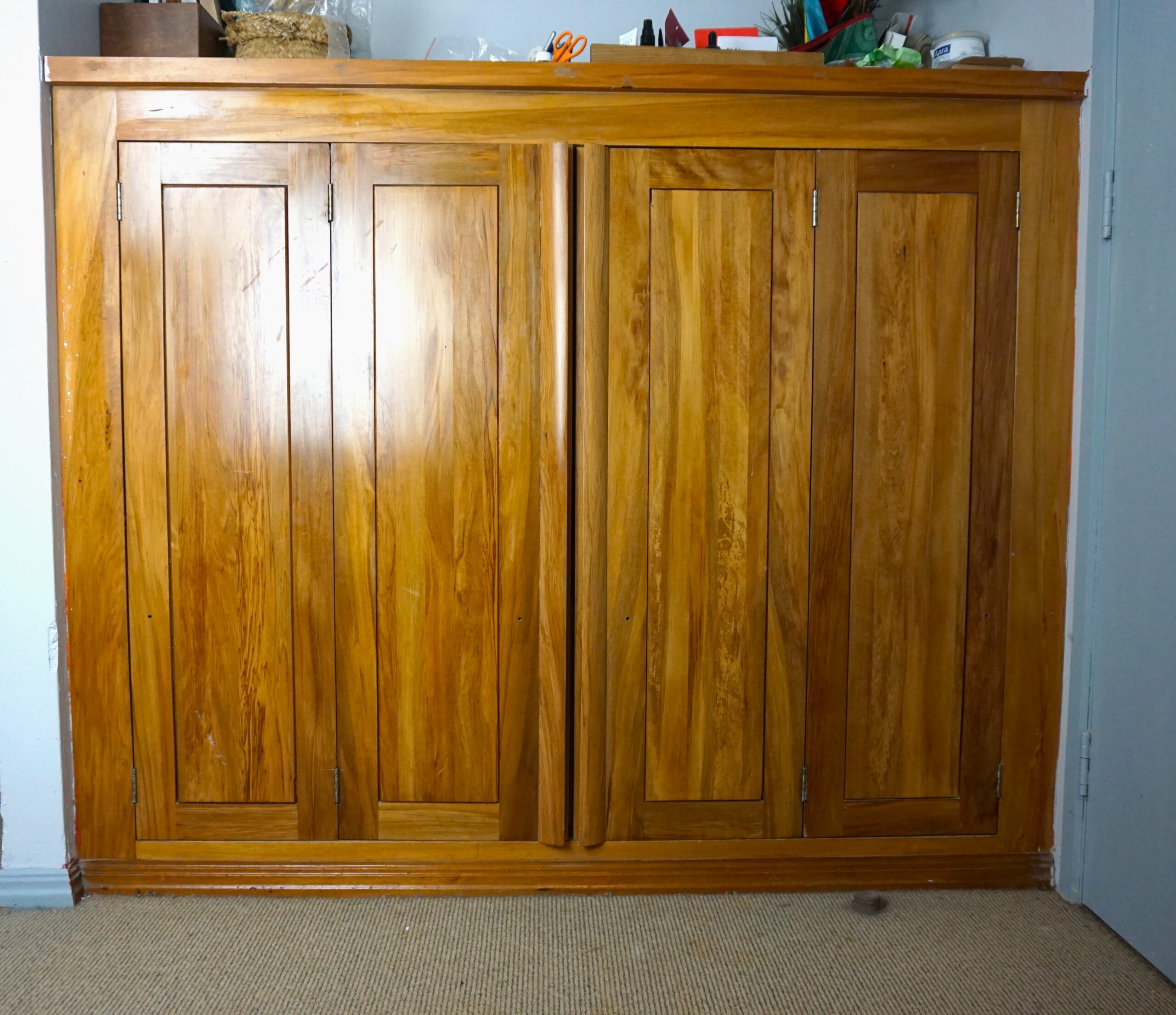 Fitted cabinet with internal drawers
